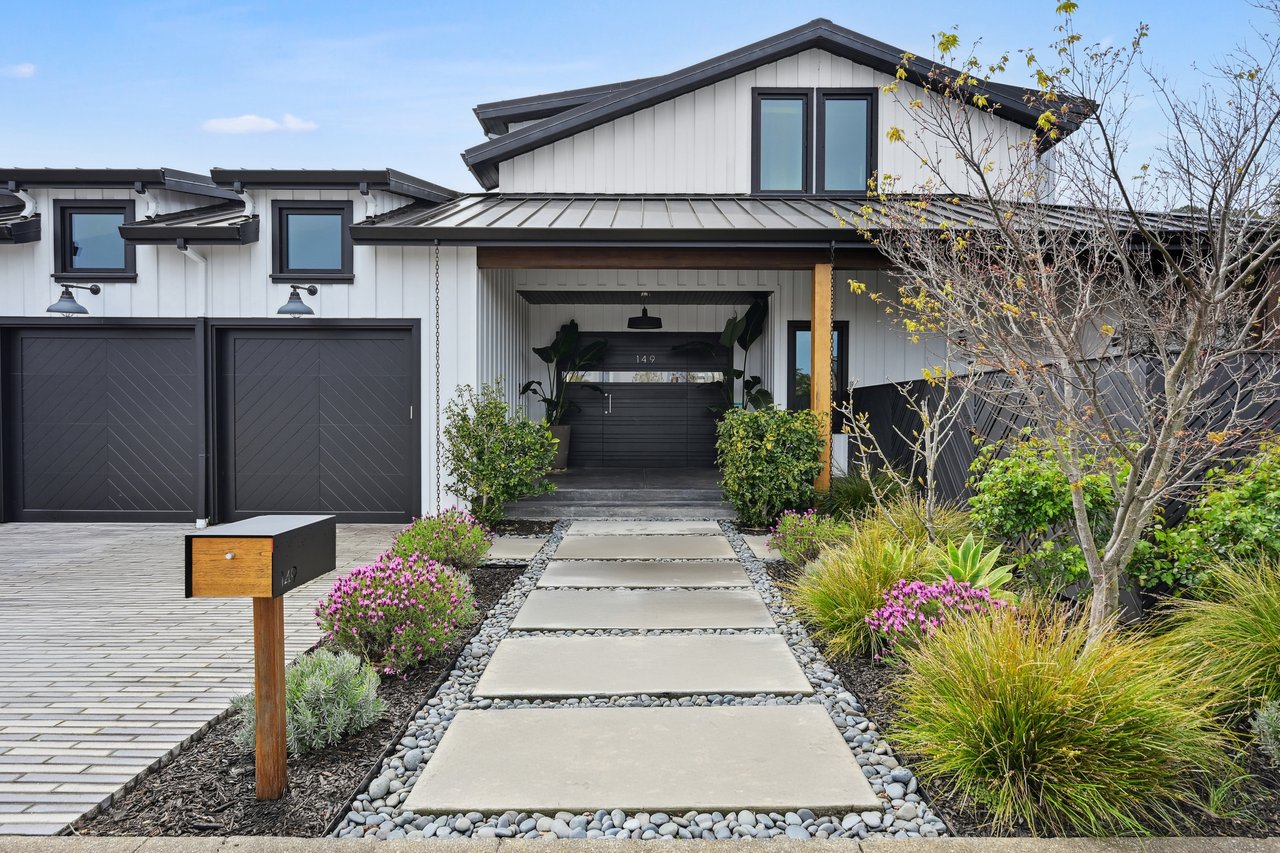 A Waterfront Masterpiece of Modern Luxury