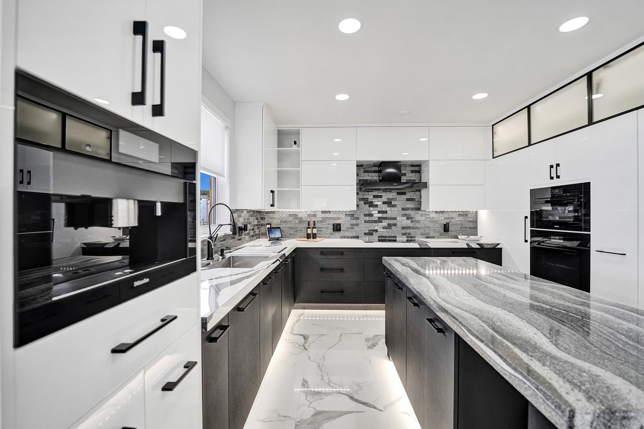 949 Crestview Cir