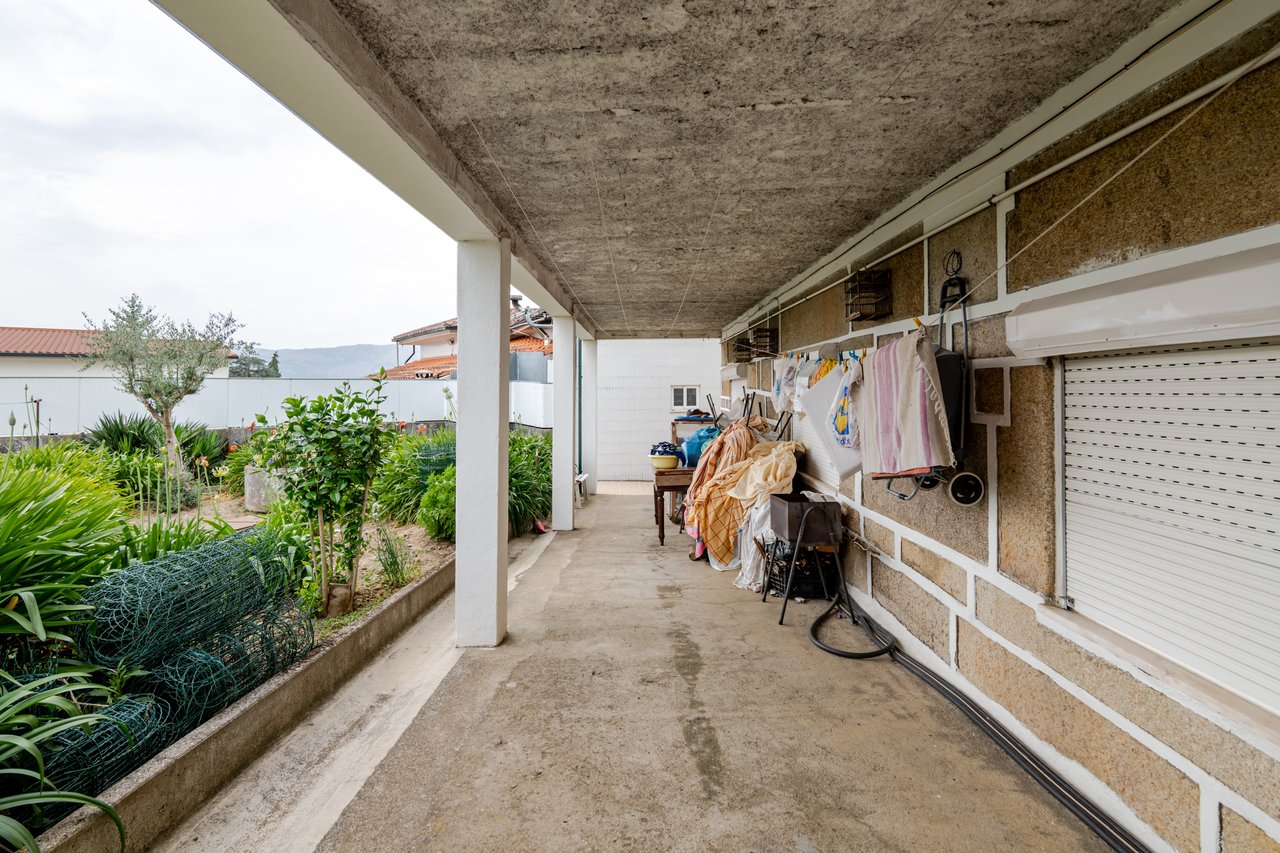 Rustic Four-Bedroom House with Private Land in Folhadela, Vila Real