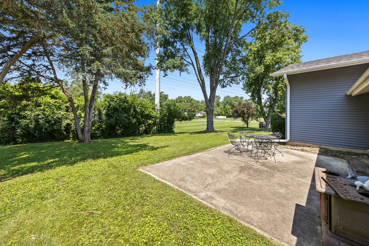 6308 MacArthur Dr, Woodridge