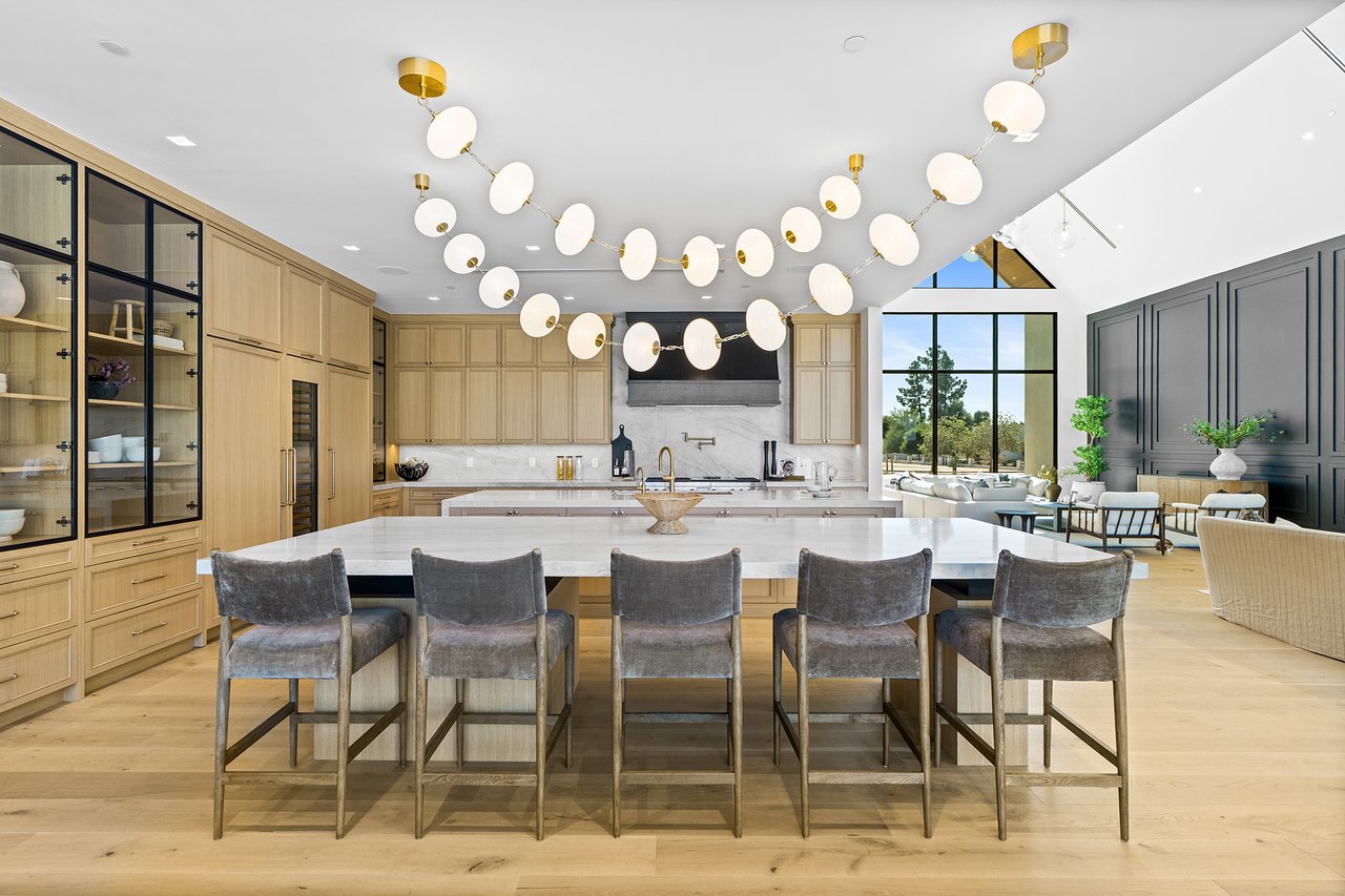 6230 E HILLCREST Boulevard