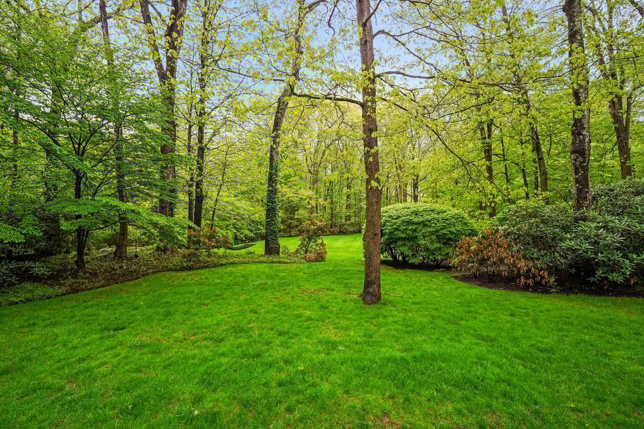 17 Eastwoods Road