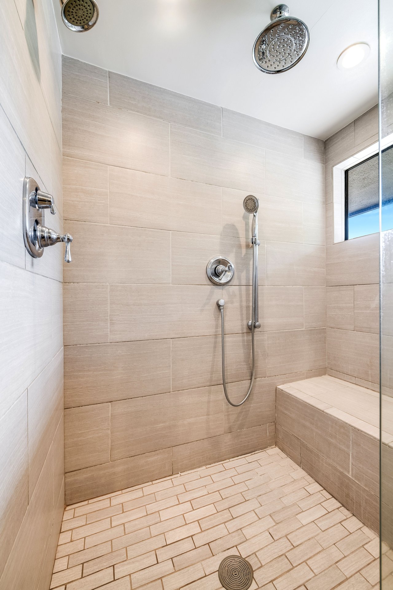 24417 Clipstone St, Woodland Hills 