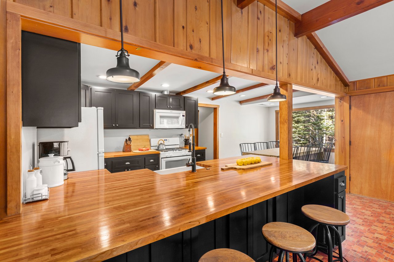 Private Cabin with hot tub, walk to village