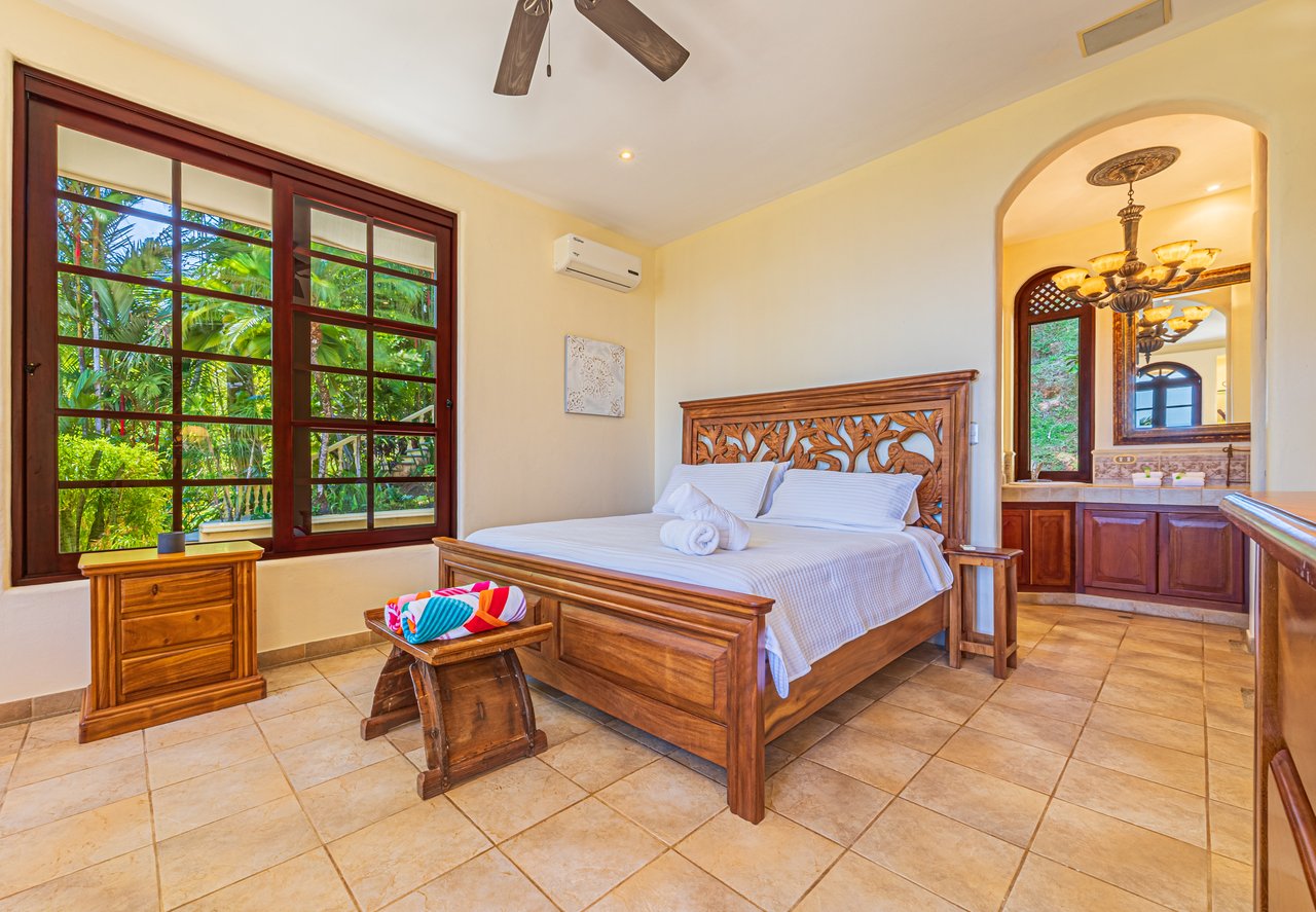 Nido Escondido, Playa Dominical