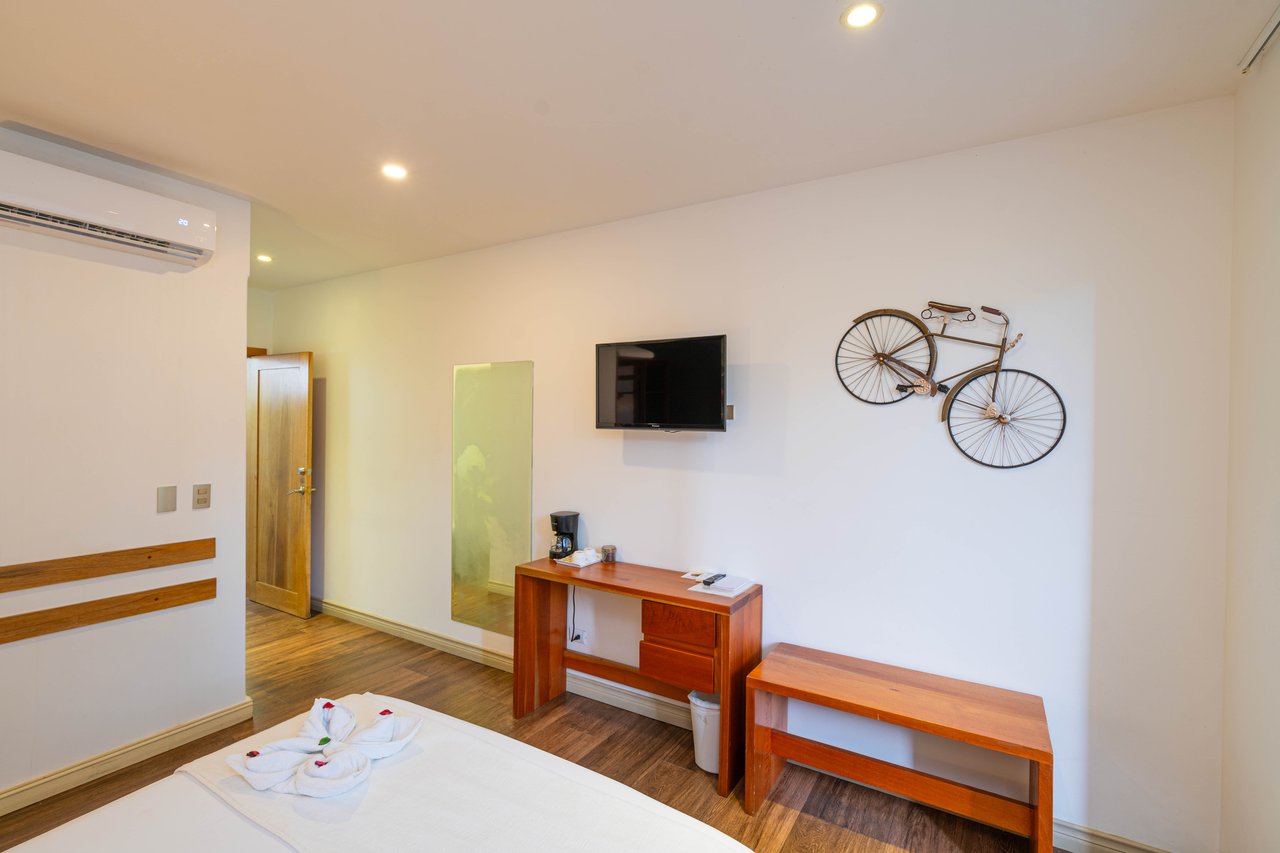 22 Unit Tropical Boutique Hotel steps from Manuel Antonio Park & Beach
