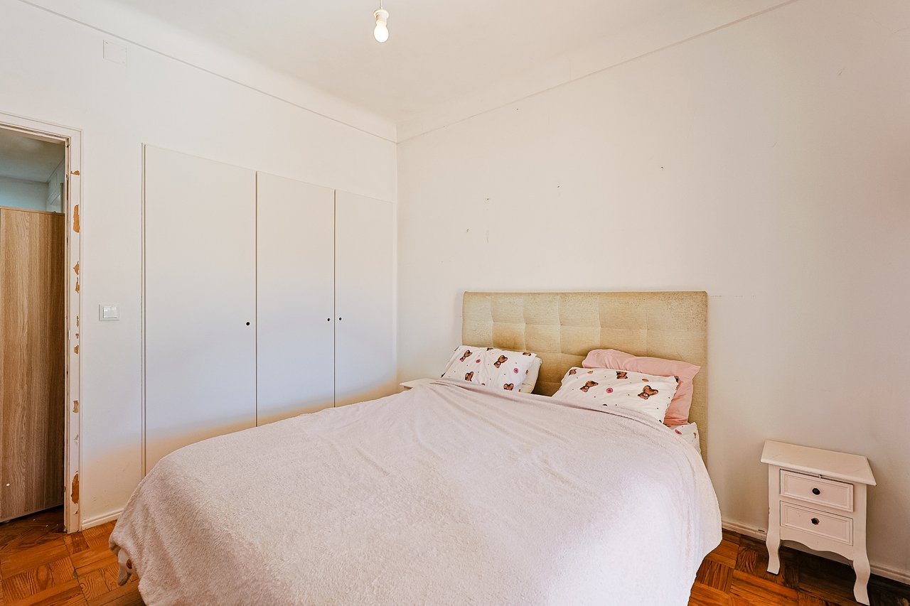 Spacious 5-Bedroom Villa with Expansive Garden Near Sintra in Colares