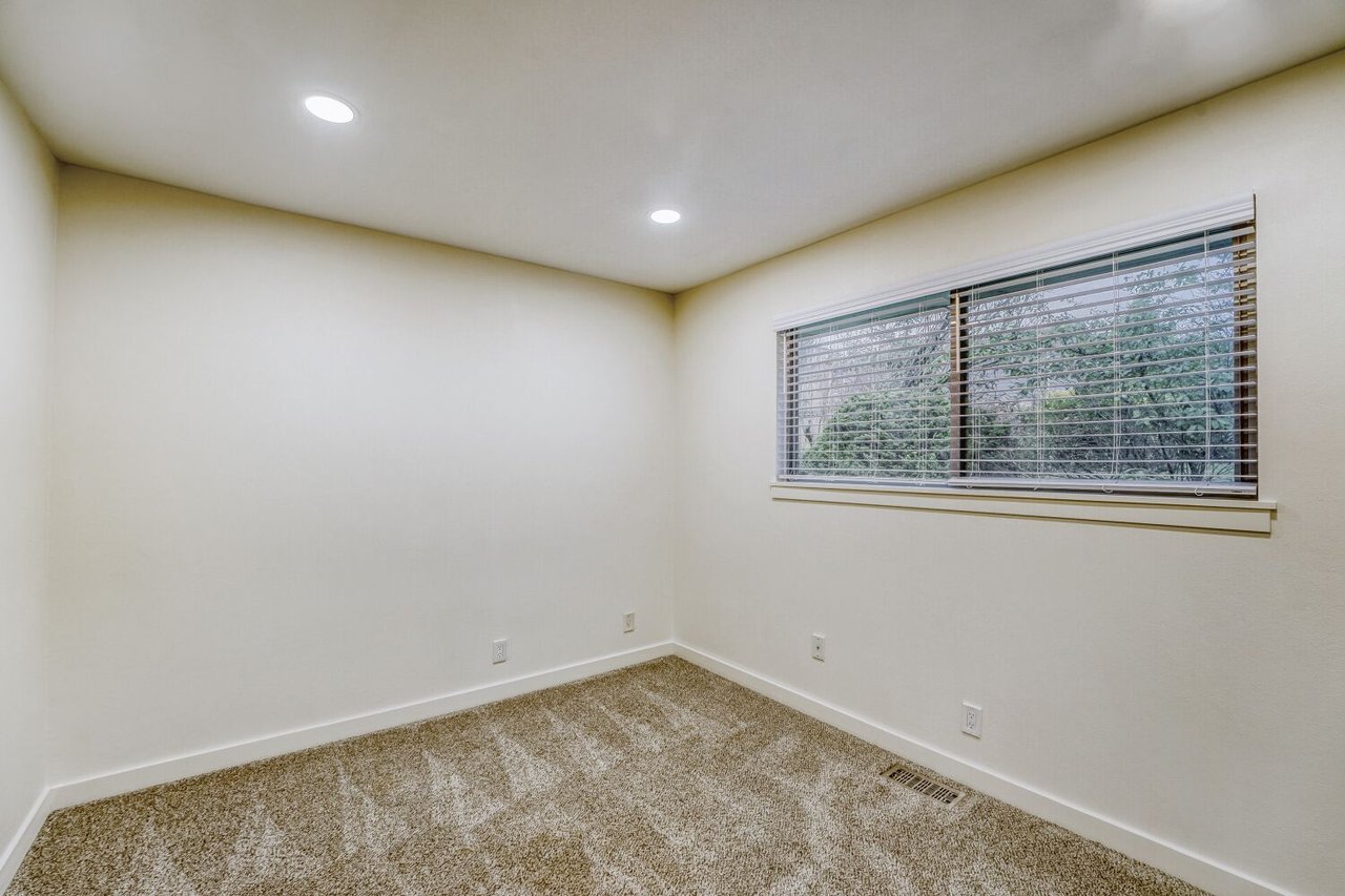 9632 S 216th St, Kent, WA 98031