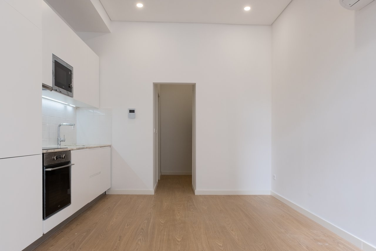 Spacious 2-Bedroom Apartment with Private Balcony in the Heart of Porto