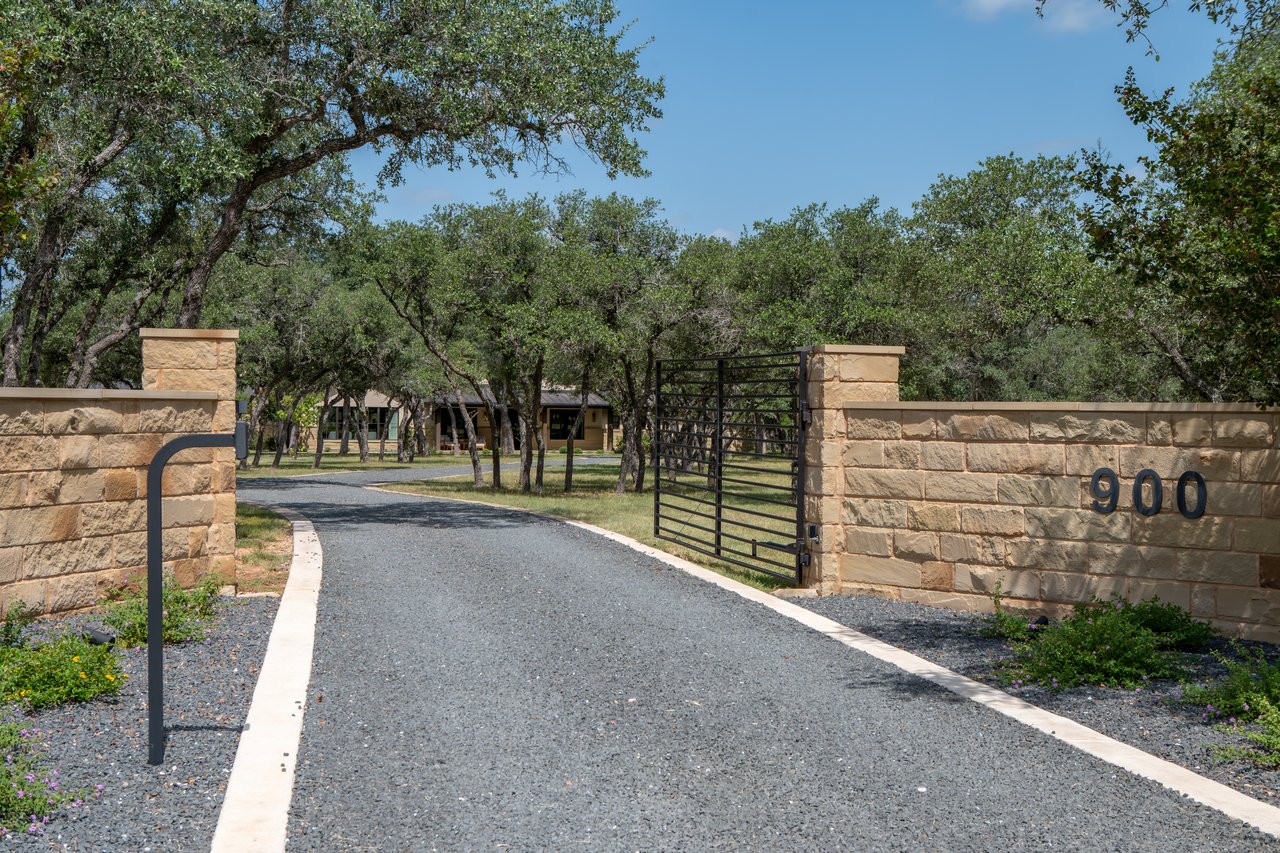 900 Rivercliff Drive