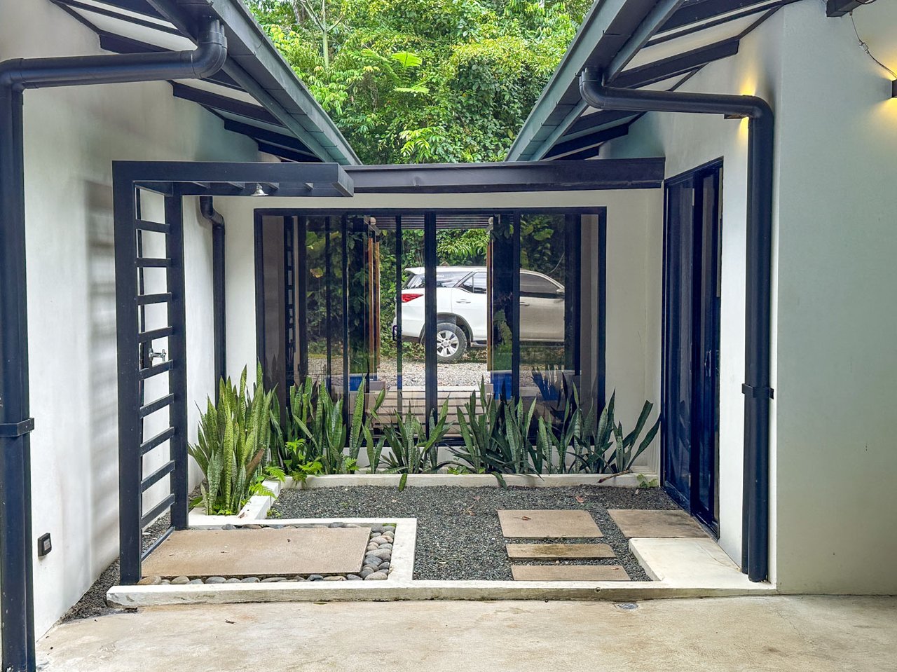 Rainforest Home with River, Jungle Trails & Pool in Ojochal