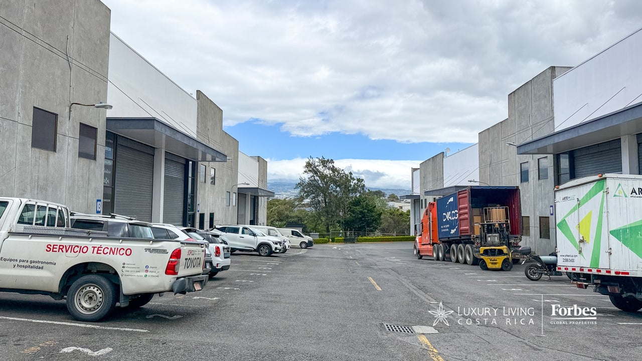 21581 - 3-Story Office/Warehouse with Easy Access to Route 27 in Guachipelin, Escazú
