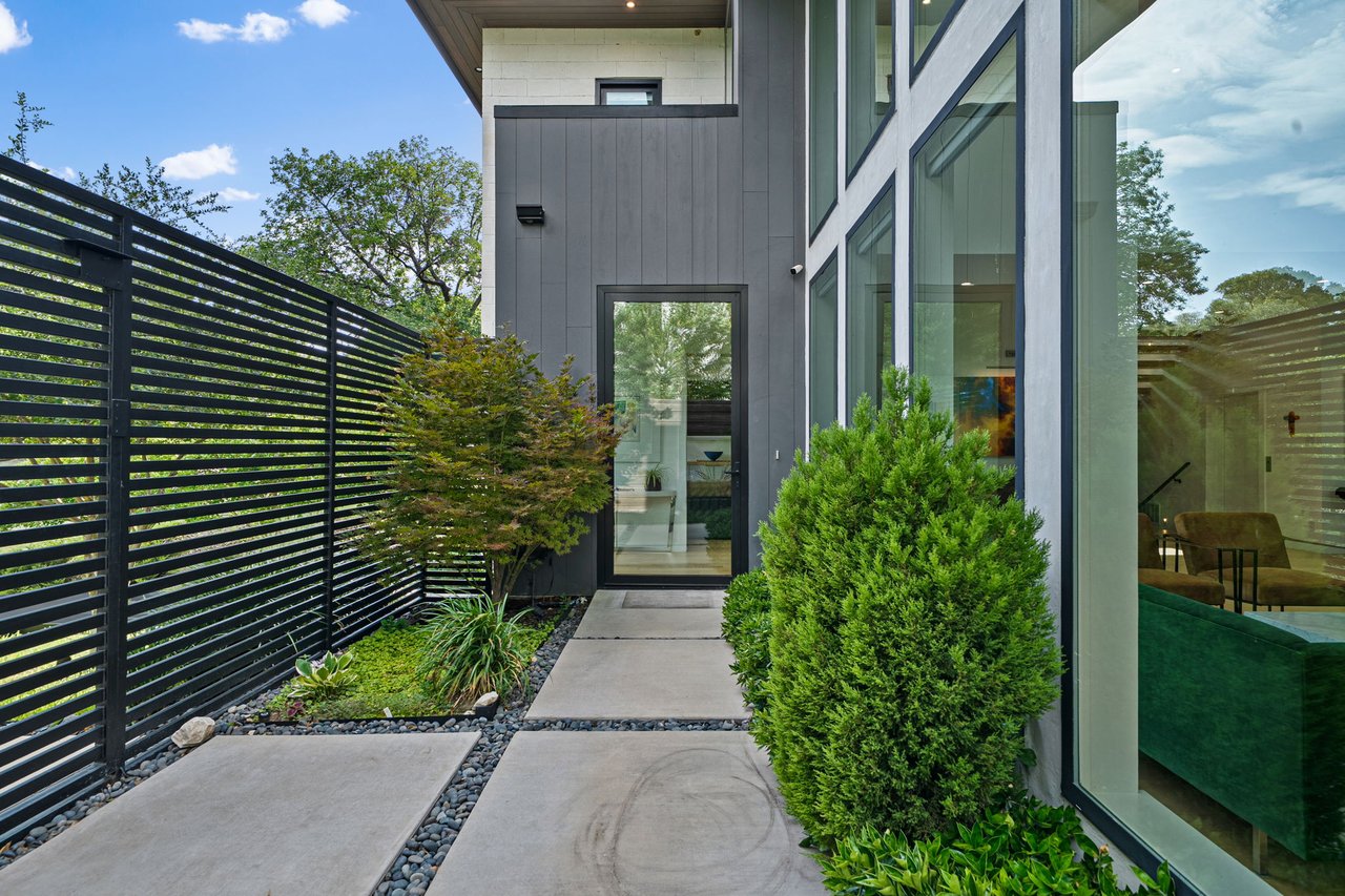 423 W Colorado Boulevard