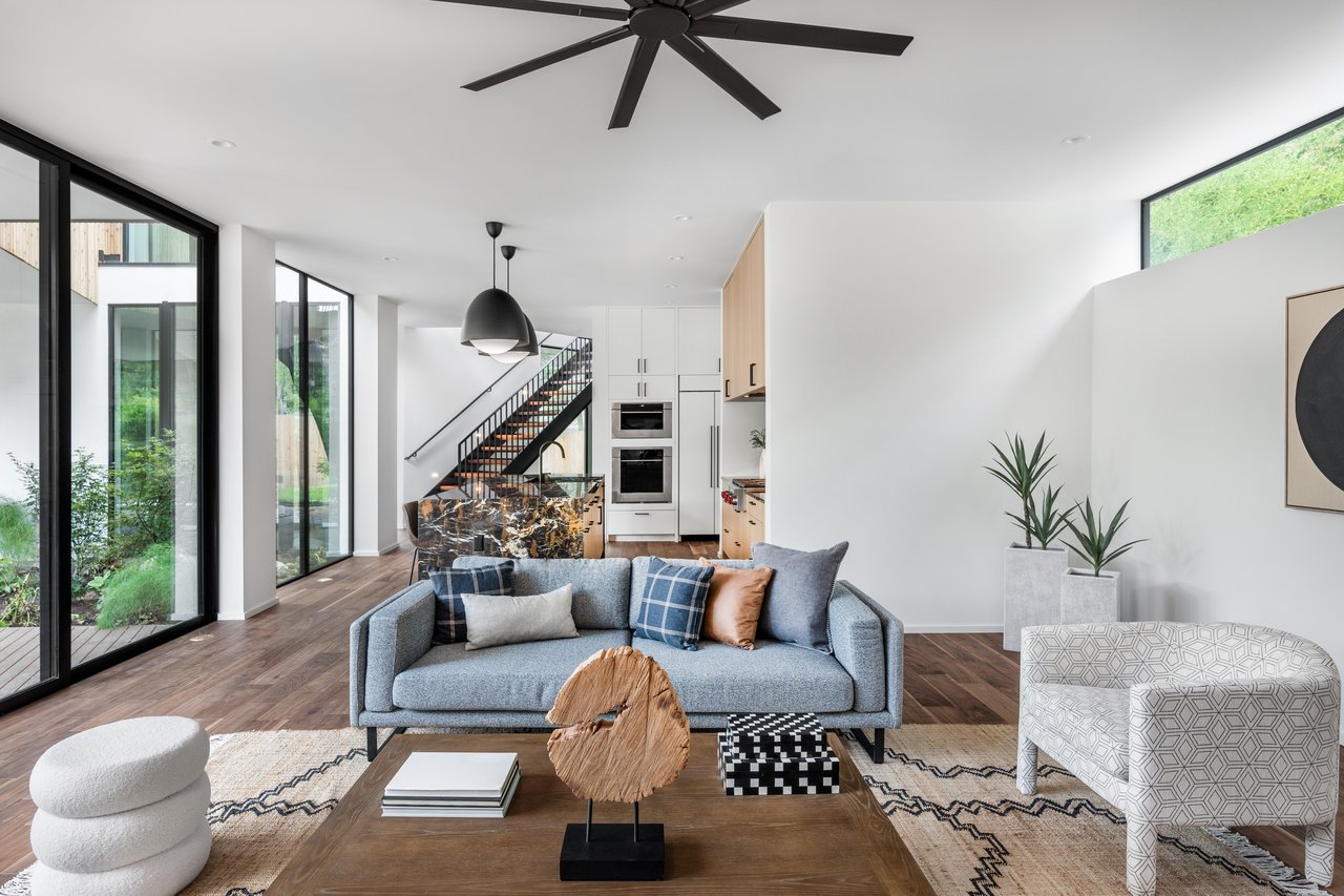 1121 Bluebonnet LN