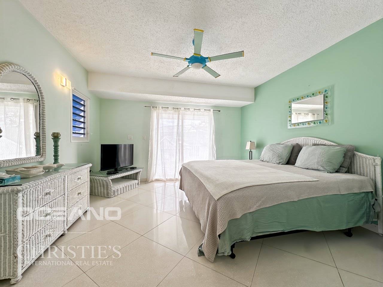 SEA VIEW - PELICAN KEY- 2BR HOME WITH THE BEACH AT YOUR FRONTSTEPS!