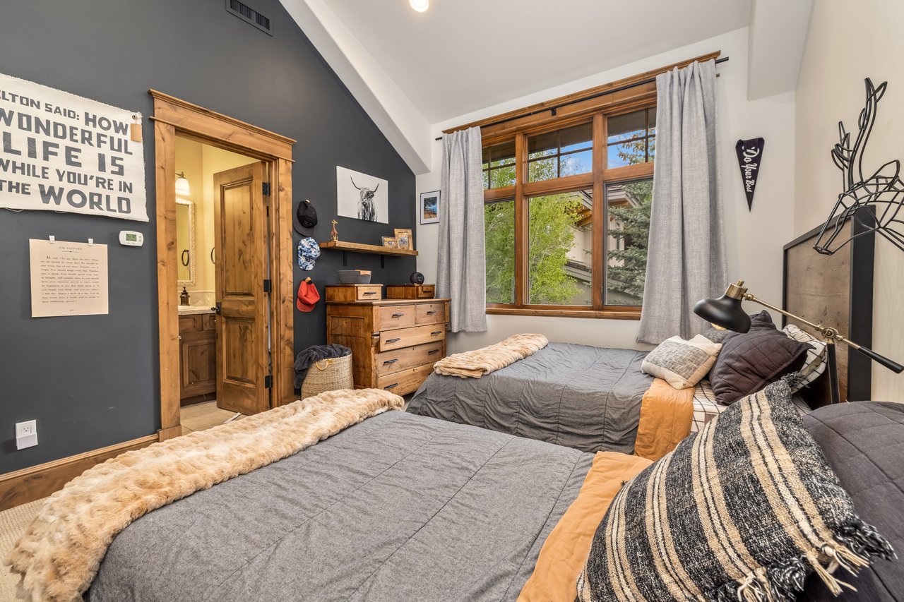 922 June Creek: A Builder's Personal Paradise