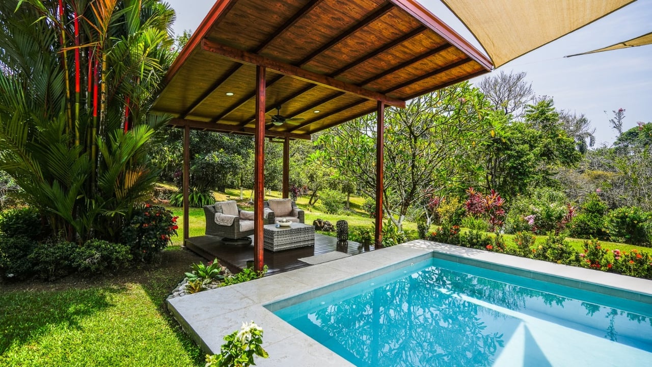 Stunning 2-Bedroom, 2-Bathroom Home with Pool on a Spacious Lot in Ojochal – Calle Papagayo