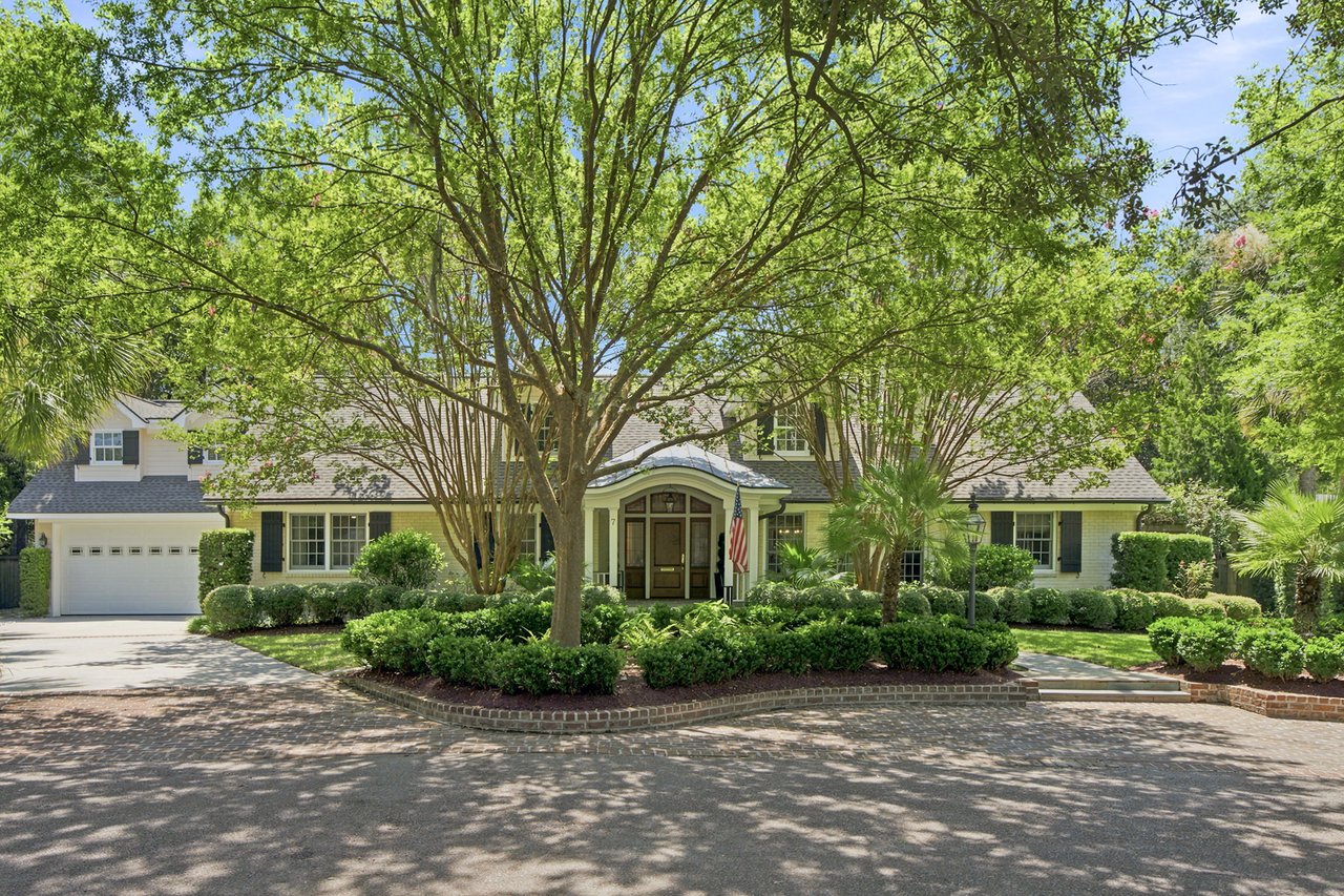 Exceptional Indoor-Outdoor Living - 7 Cochran Court