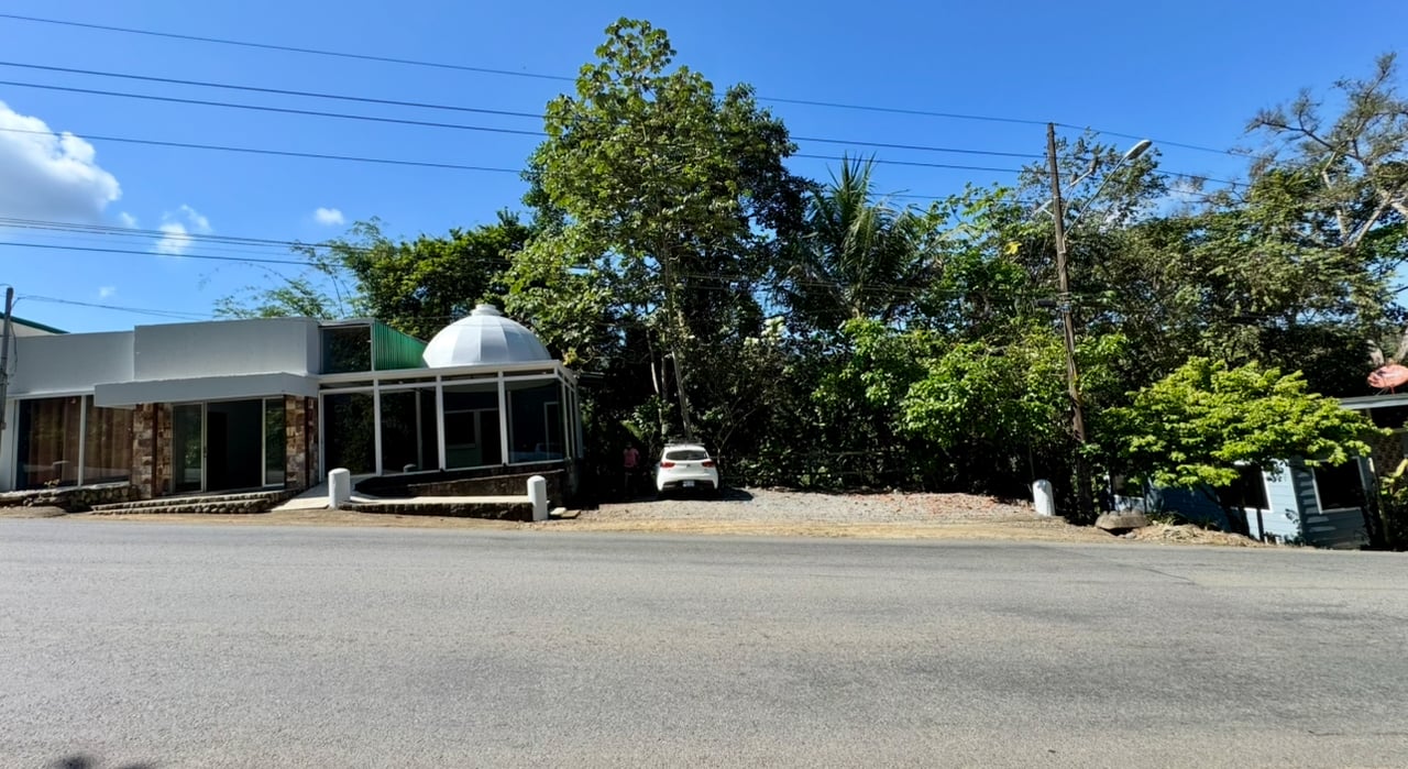 Commercial Shop with Two Cabins in Barú, Dominical