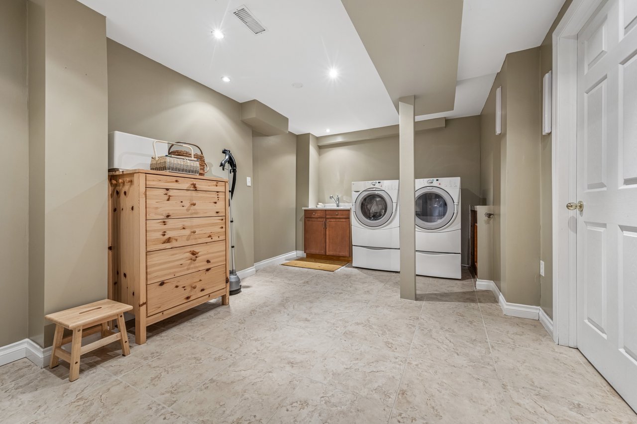 2283 Briargrove Circle, Oakville, ON