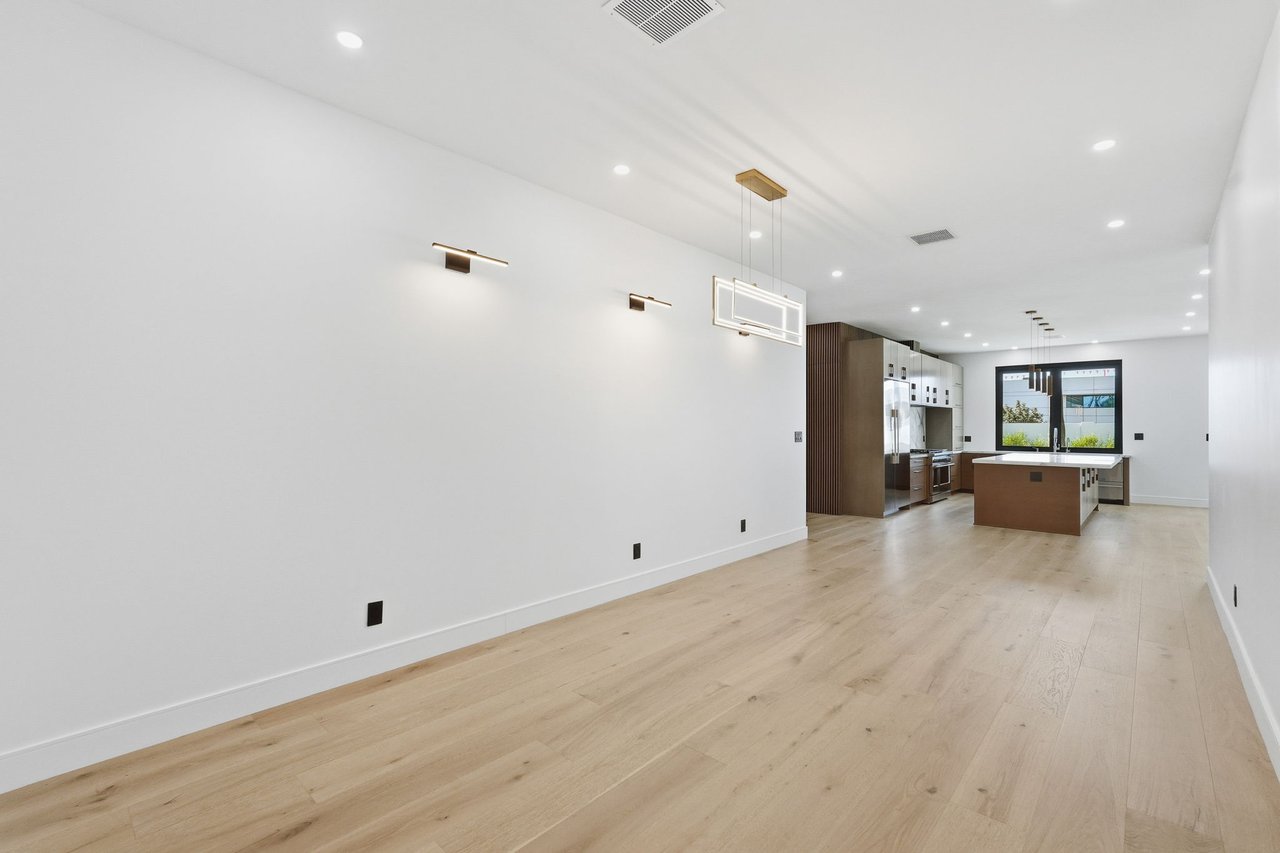 3106 N VALENCIA Lane