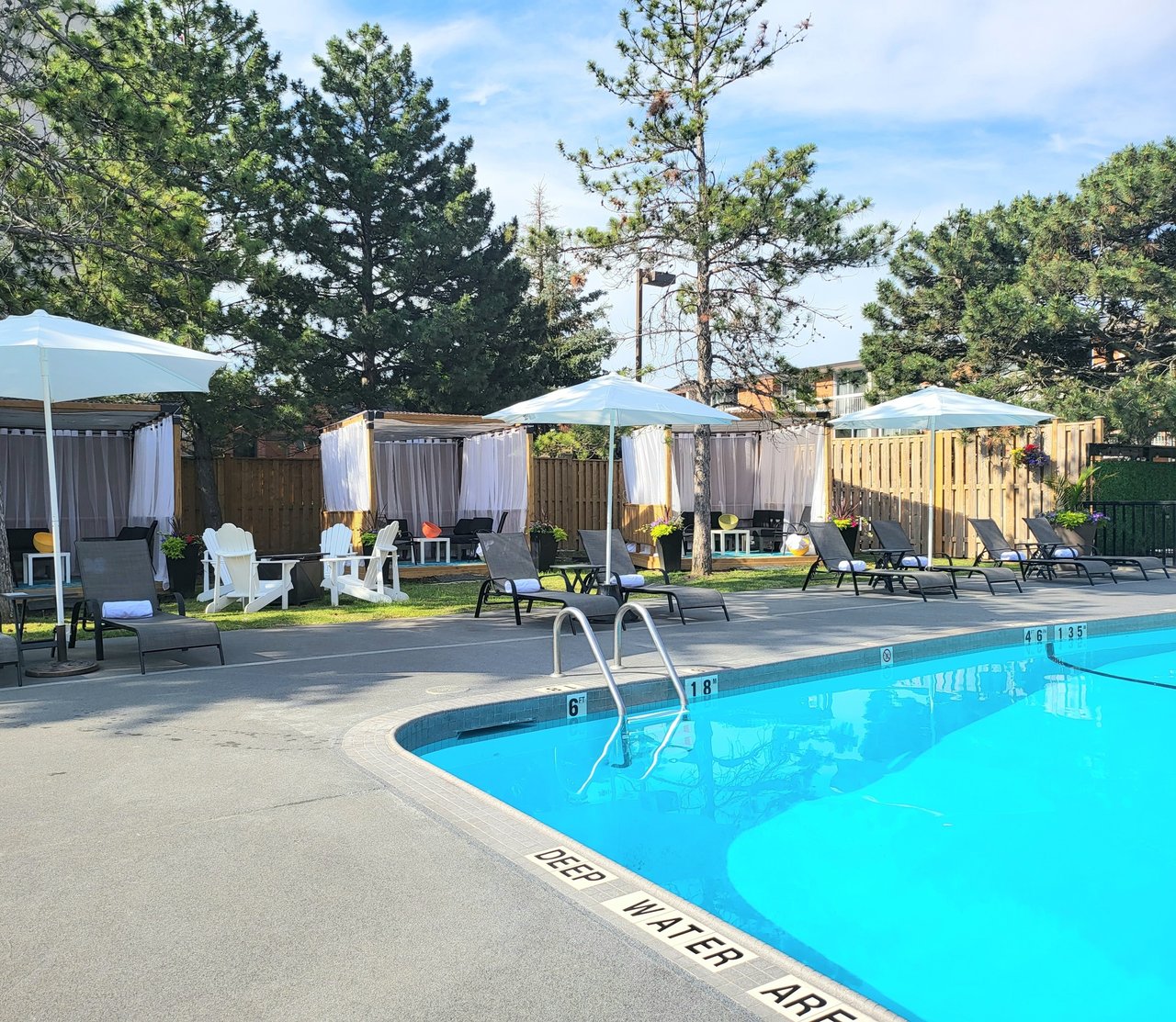 9015 Leslie Street, 807