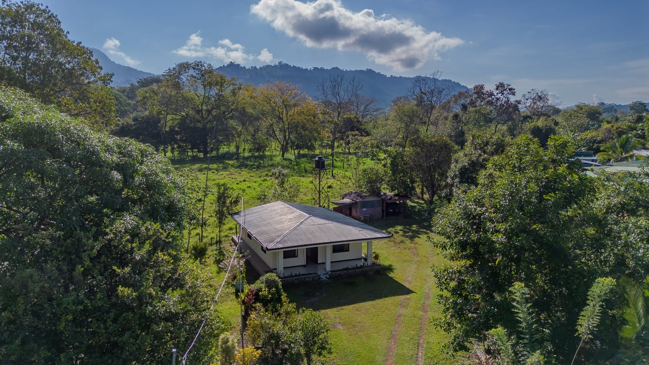 Vista Serena, beautiful House surrounded by nature in Villa Nueva de Quepos