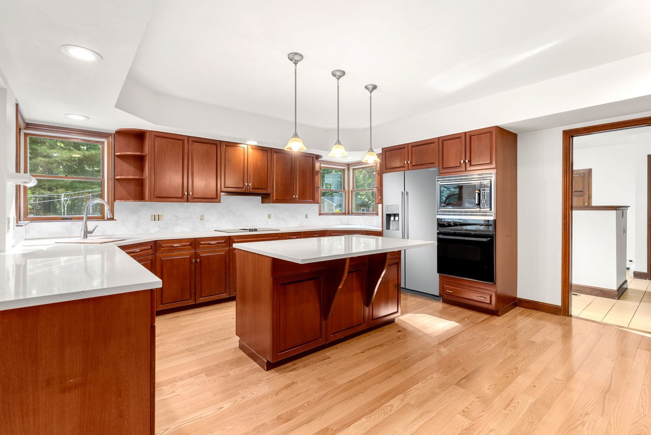 4 Leslie Rd