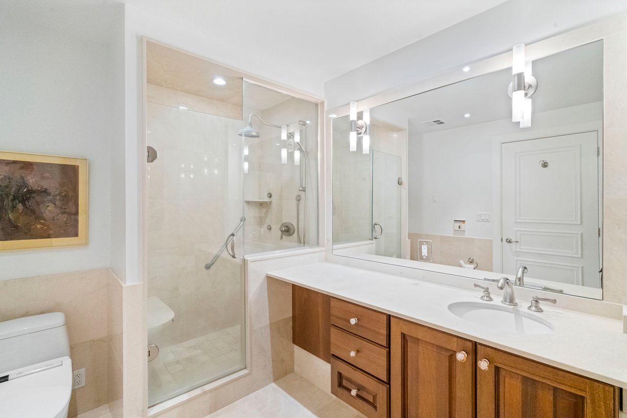 Expansive Corner Unit