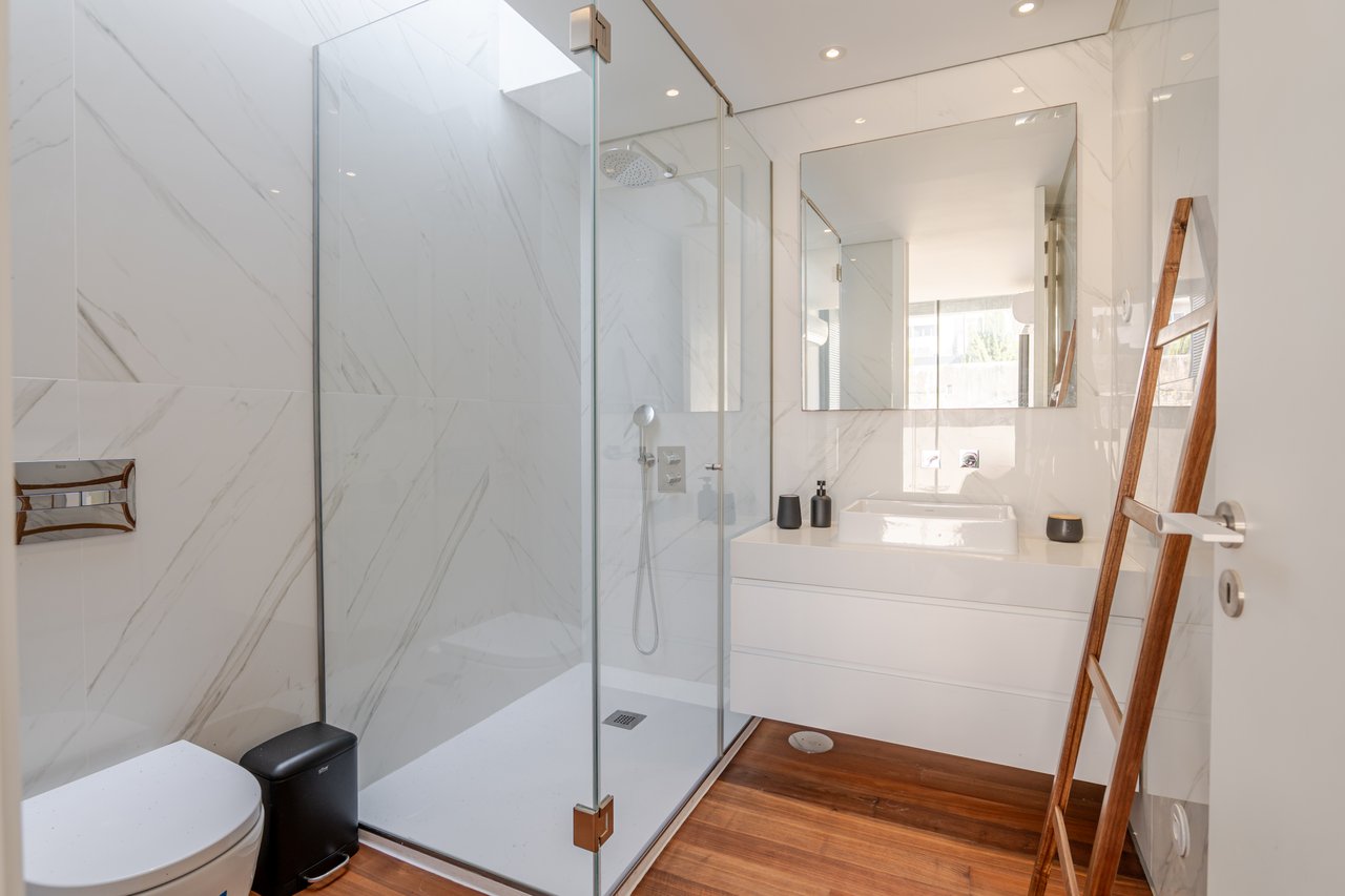 Modern 2-Bedroom Apartment with Expansive Private Terrace & Sort-term Rental (AL) License in Central Porto