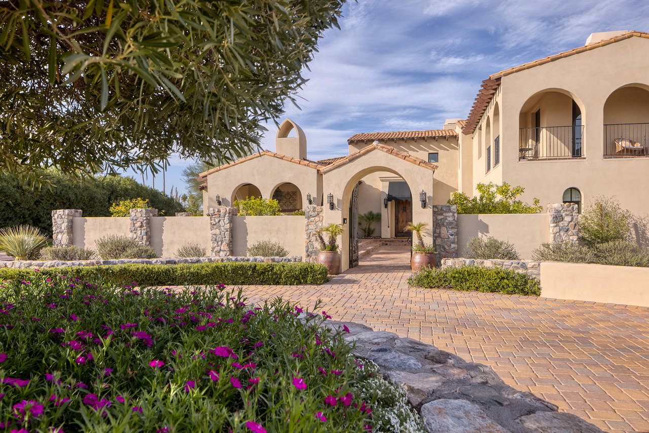 8243 N MOCKINGBIRD Lane