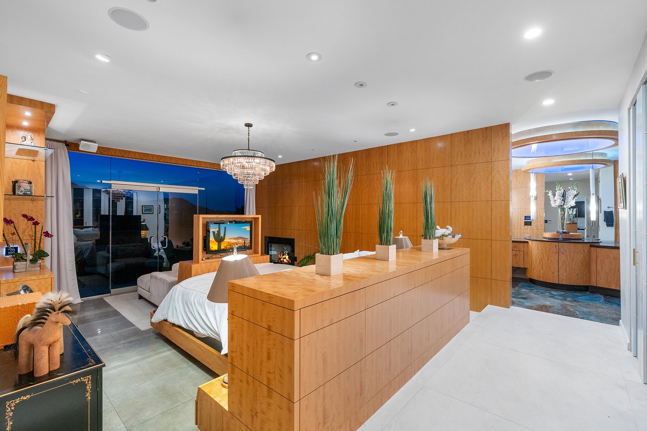 5905 N ECHO CANYON Lane