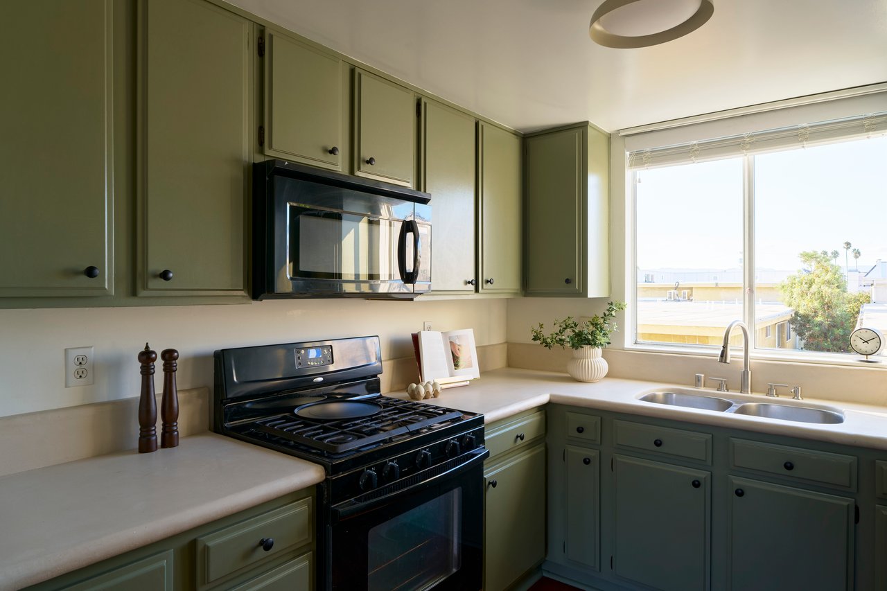 Rare Tri-Level Mar Vista Townhouse 