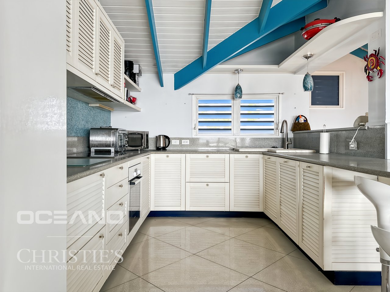 SEA VIEW - PELICAN KEY- 2BR HOME WITH THE BEACH AT YOUR FRONTSTEPS!