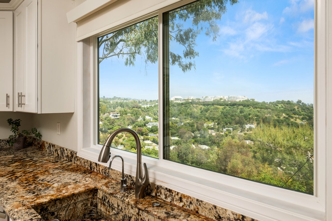 1018 N Tigertail Rd, Brentwood
