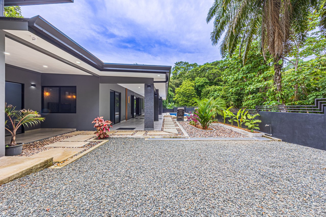 Gorgeous Brand New 3br Home close to Dominical with extra land.