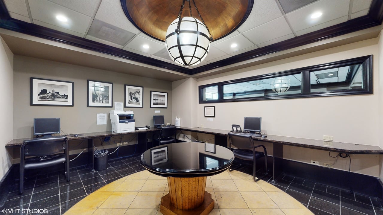 Photo of 10 e ontario amenities business center