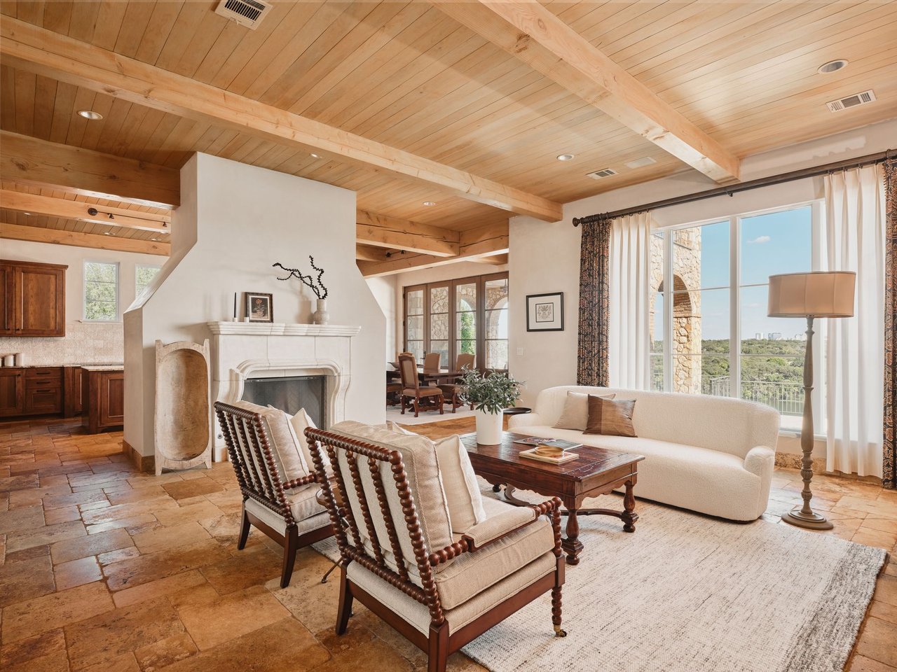 LAKESHORE HORIZON: WATERFRONT VILLA WITH LAKE & CITY VIEWS