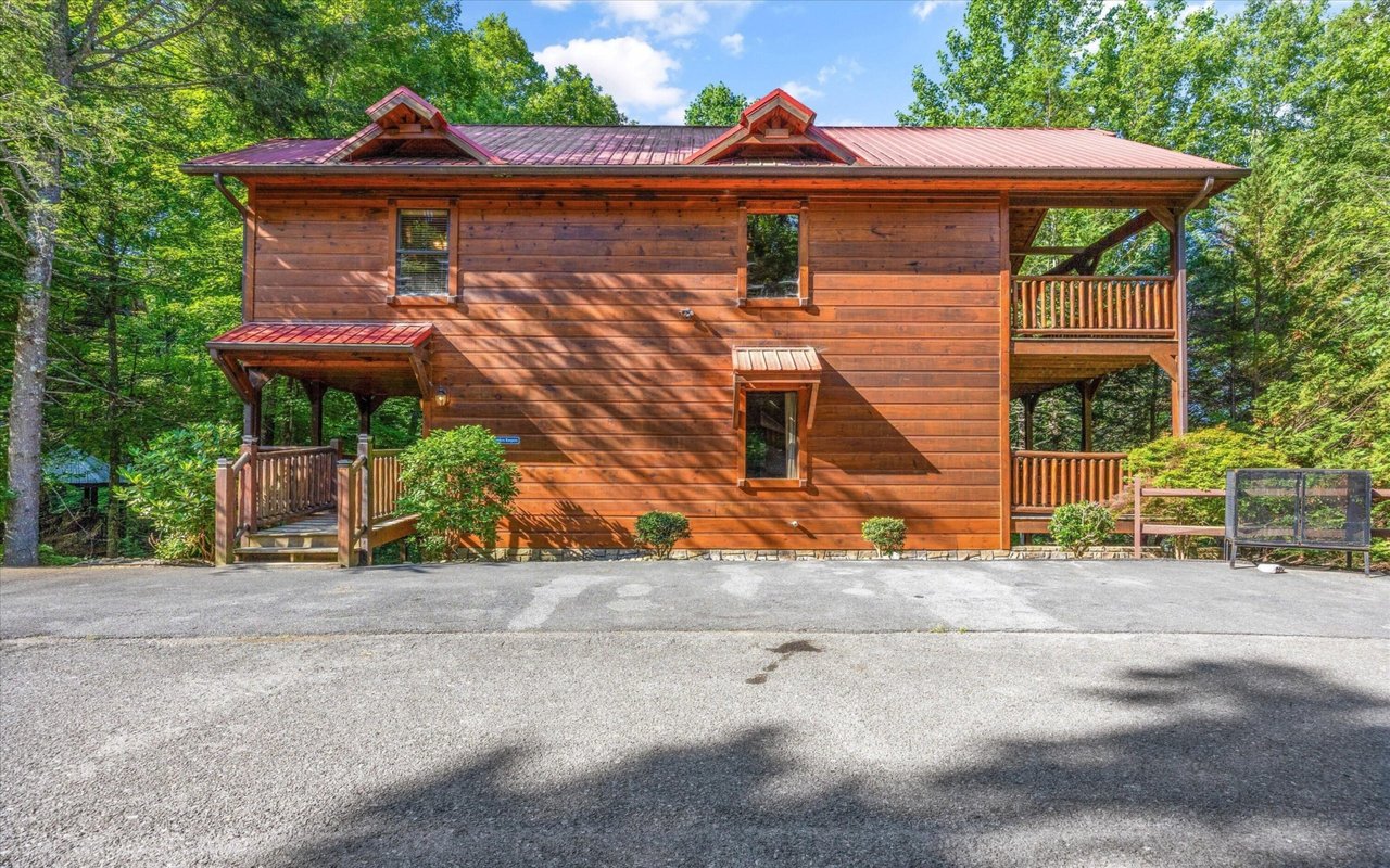 Wallace Luxury Spotlight | 1827 Elk Springs Way Gatlinburg, TN 37738