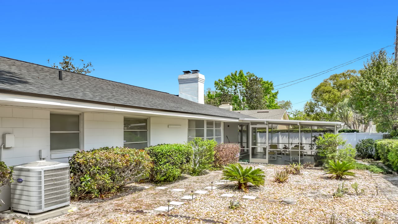 Mid-Century Modern 4-Bedroom in Dommerich Hills, Maitland