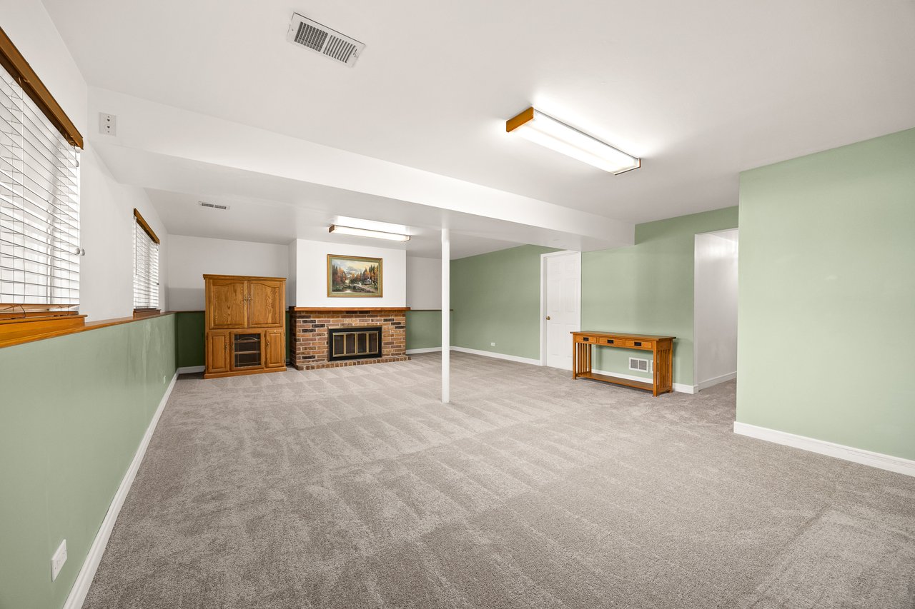6308 MacArthur Dr, Woodridge
