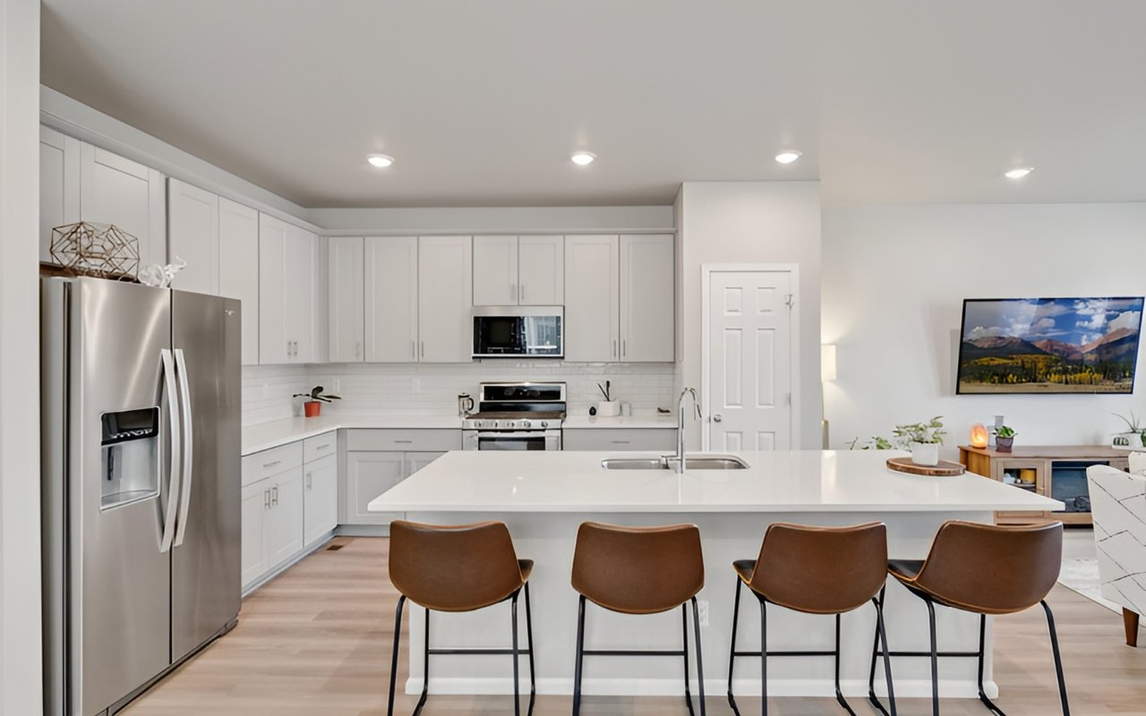 Just Listed: Experience Luxury Living in this Modern and Energy-Efficient Home!