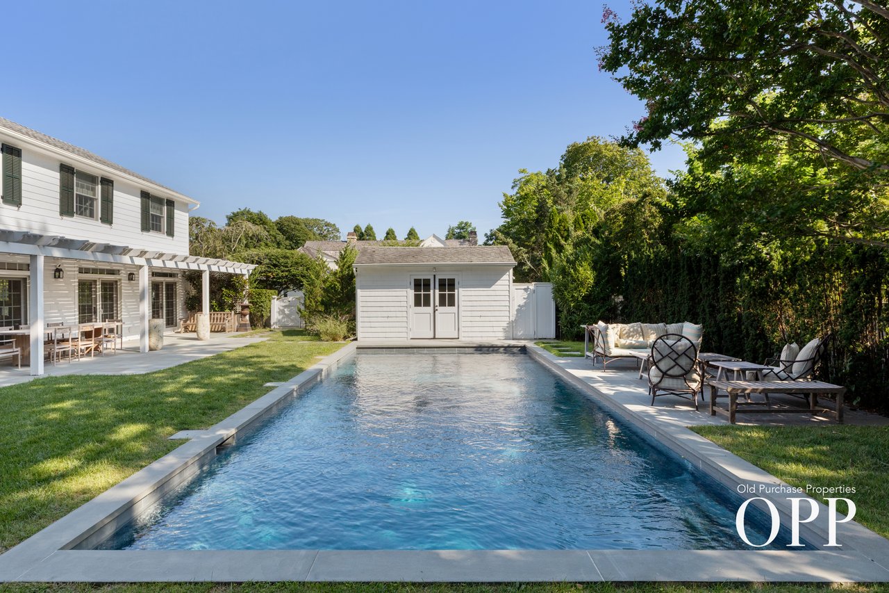 A REFINED BELLPORT RETREAT