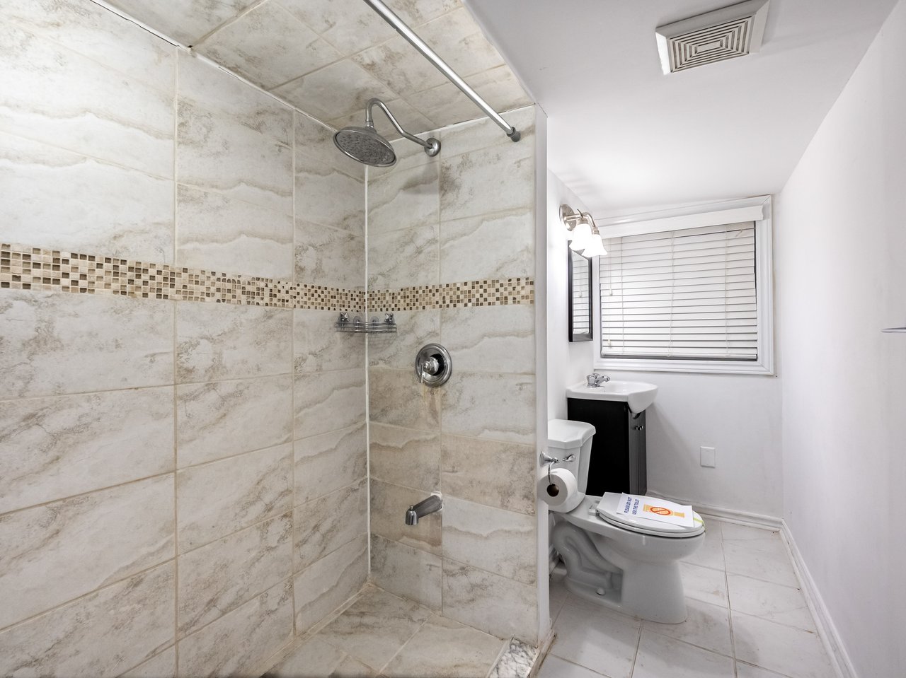 28 Lakeland Crescent