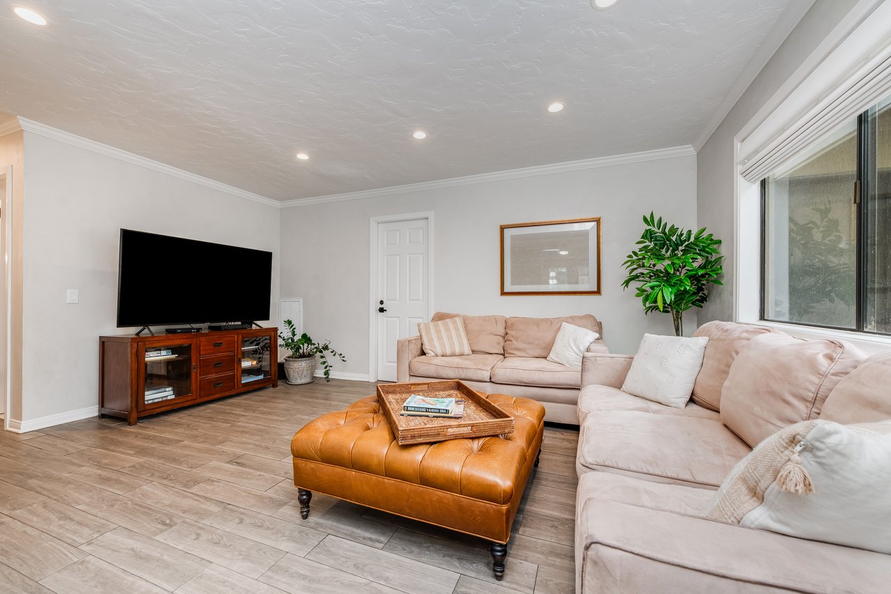 24417 Clipstone St, Woodland Hills 