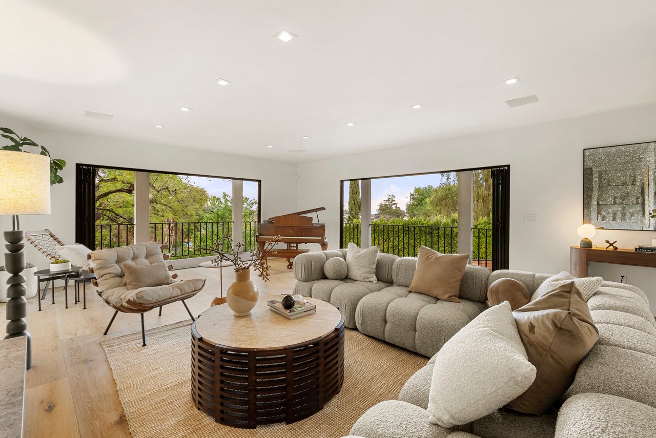 4977 Brewster Dr, Tarzana