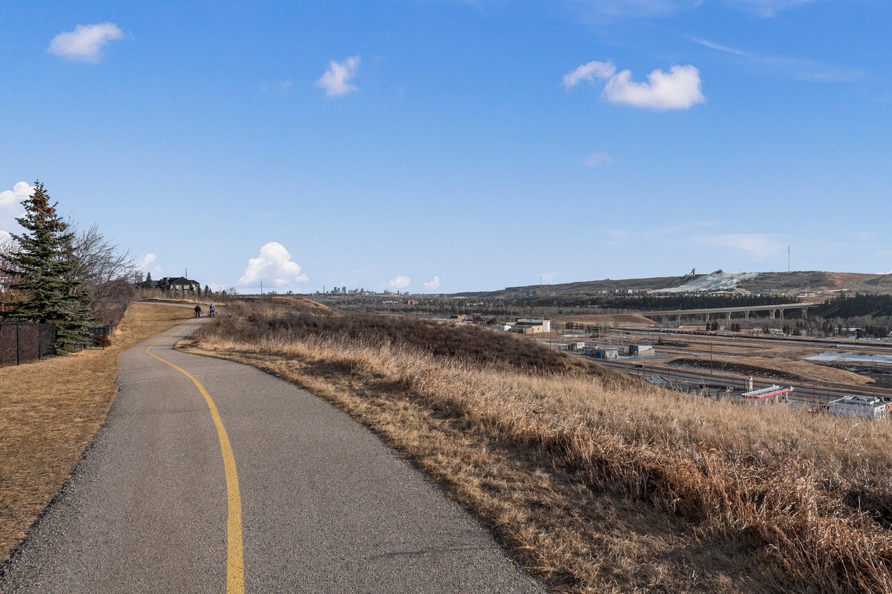 98 Tuscany Ravine Close NW