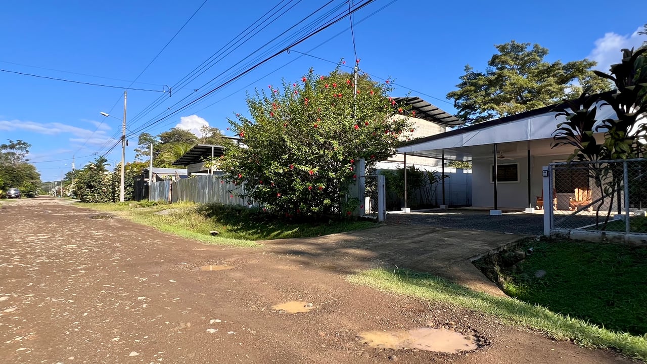 3-Bedroom Home with Large Pool and Garden in Bahía