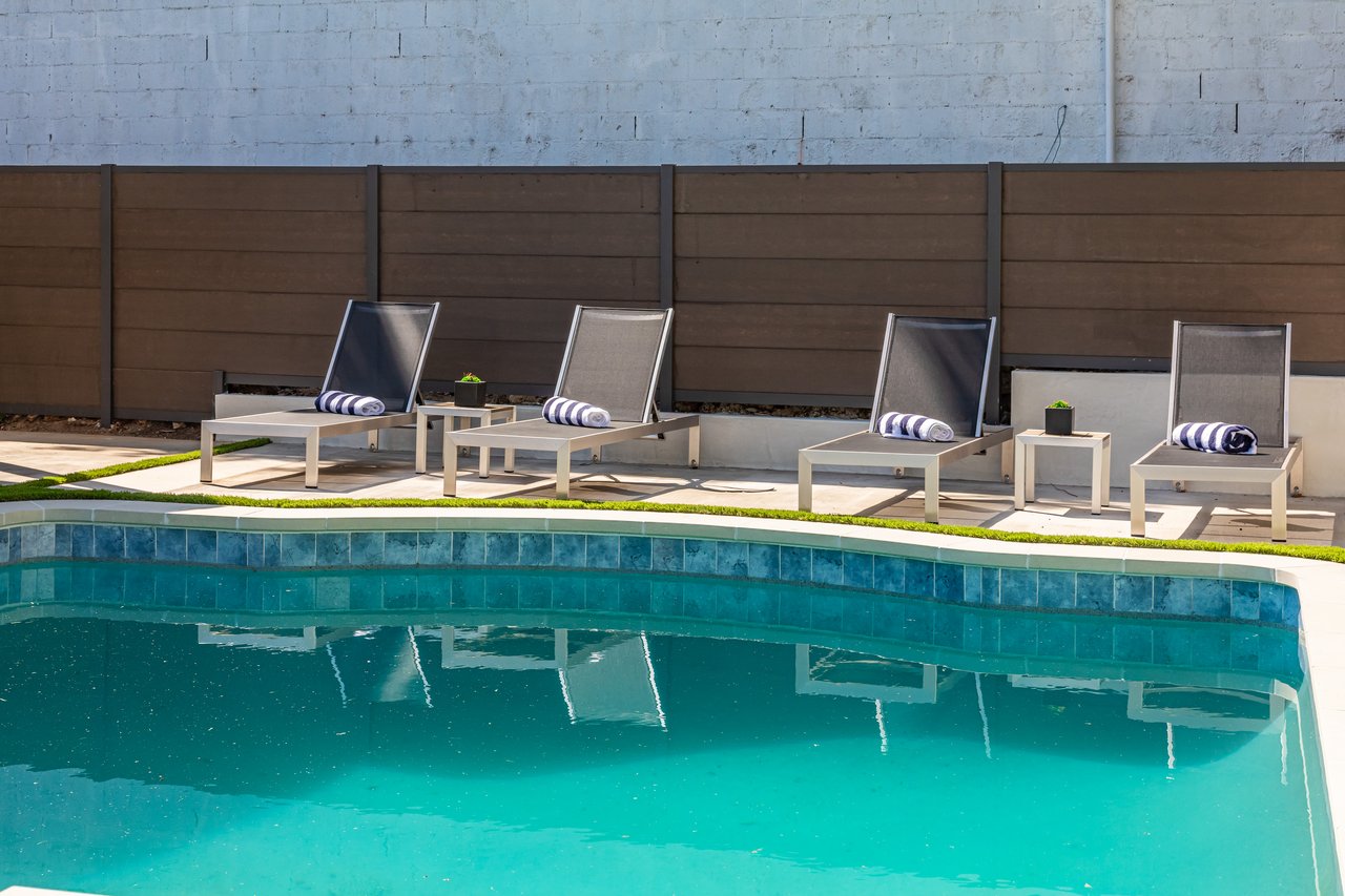 1271 Sunset Plaza