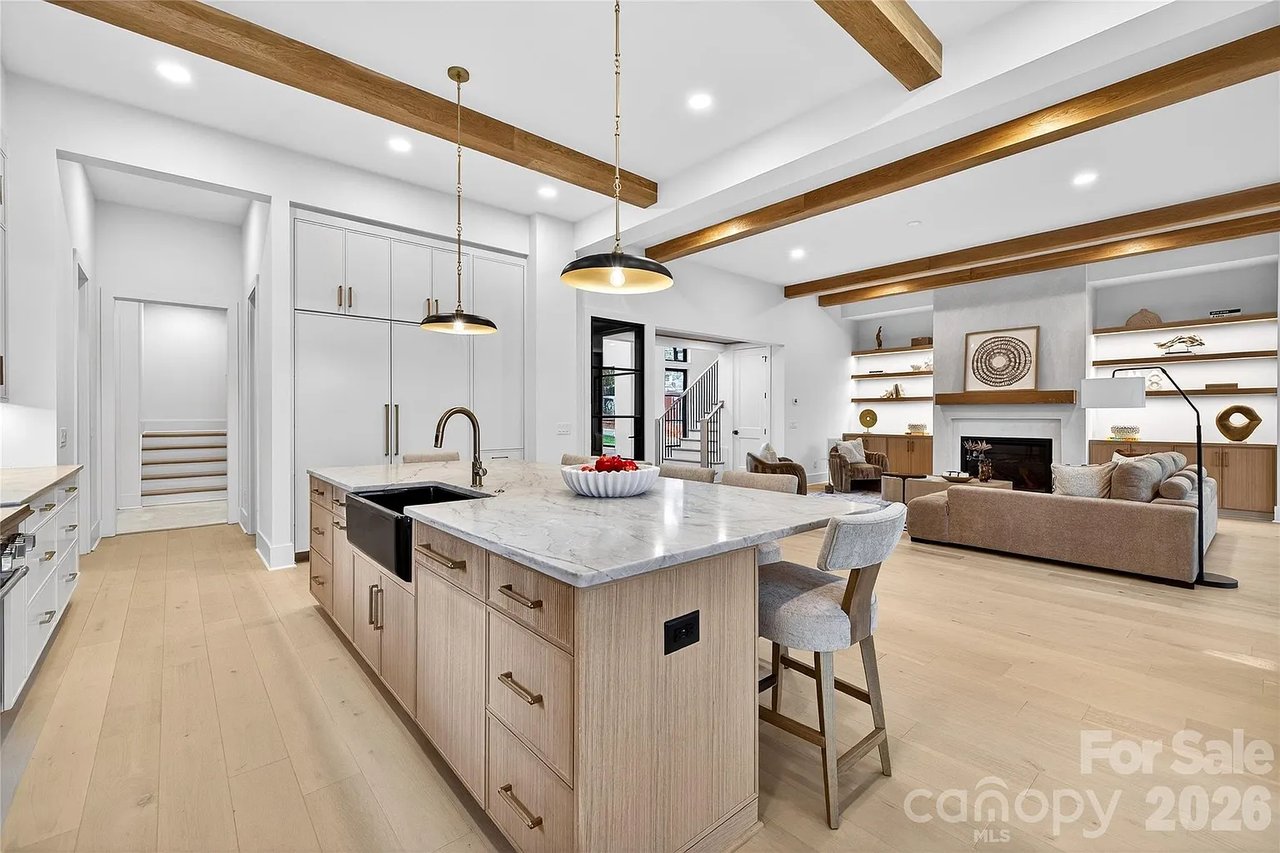 1209 Meadowood Ln